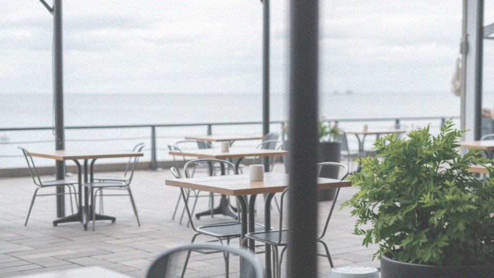Jakie restauracje oferują zewnętrzne miejsca do jedzenia?
